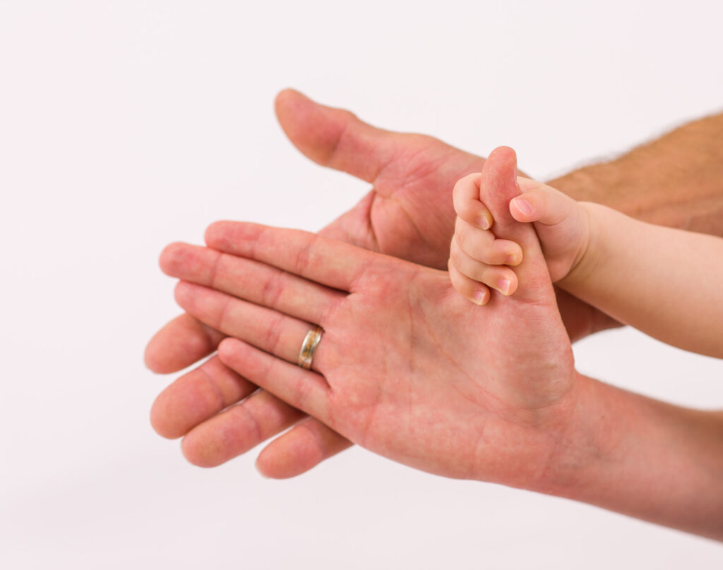 Drei Hände, Vater, Mutter und Kind. Eine Familie für die Ewigkeit - Familienfotograf Erlangen
