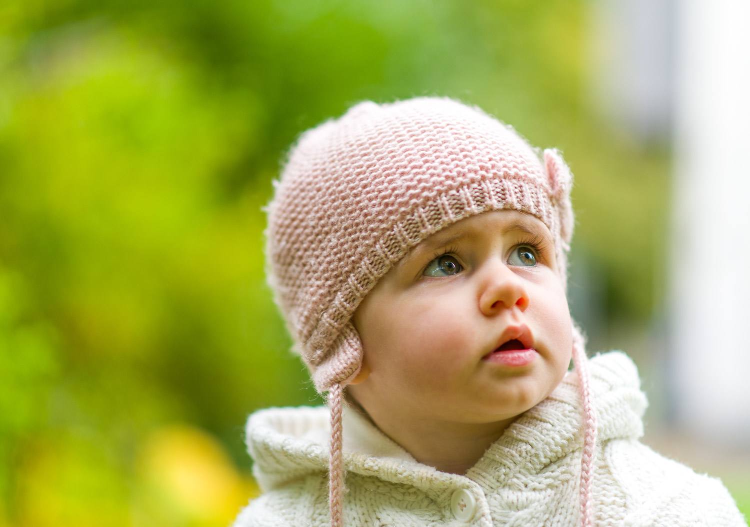 Ein süßes Kind, dass gerade in Gedanken ist - Babyfotografie Erlangen