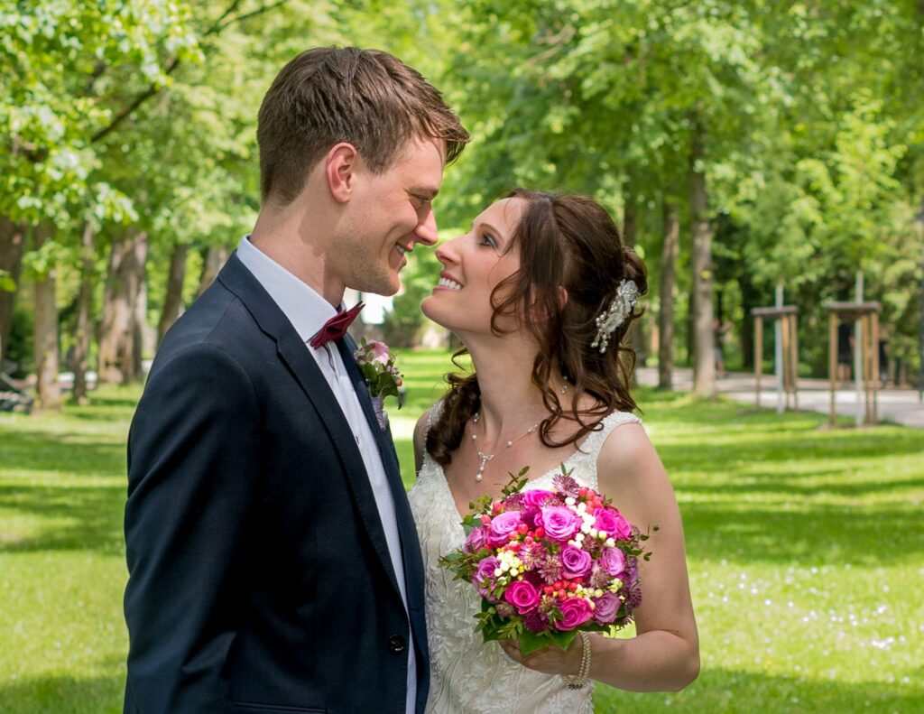 Ein Brautpaar blickt sich im Schlosspark Erlangen tief in die Augen - Familien- und Hochzeitsfotograf Erlangen