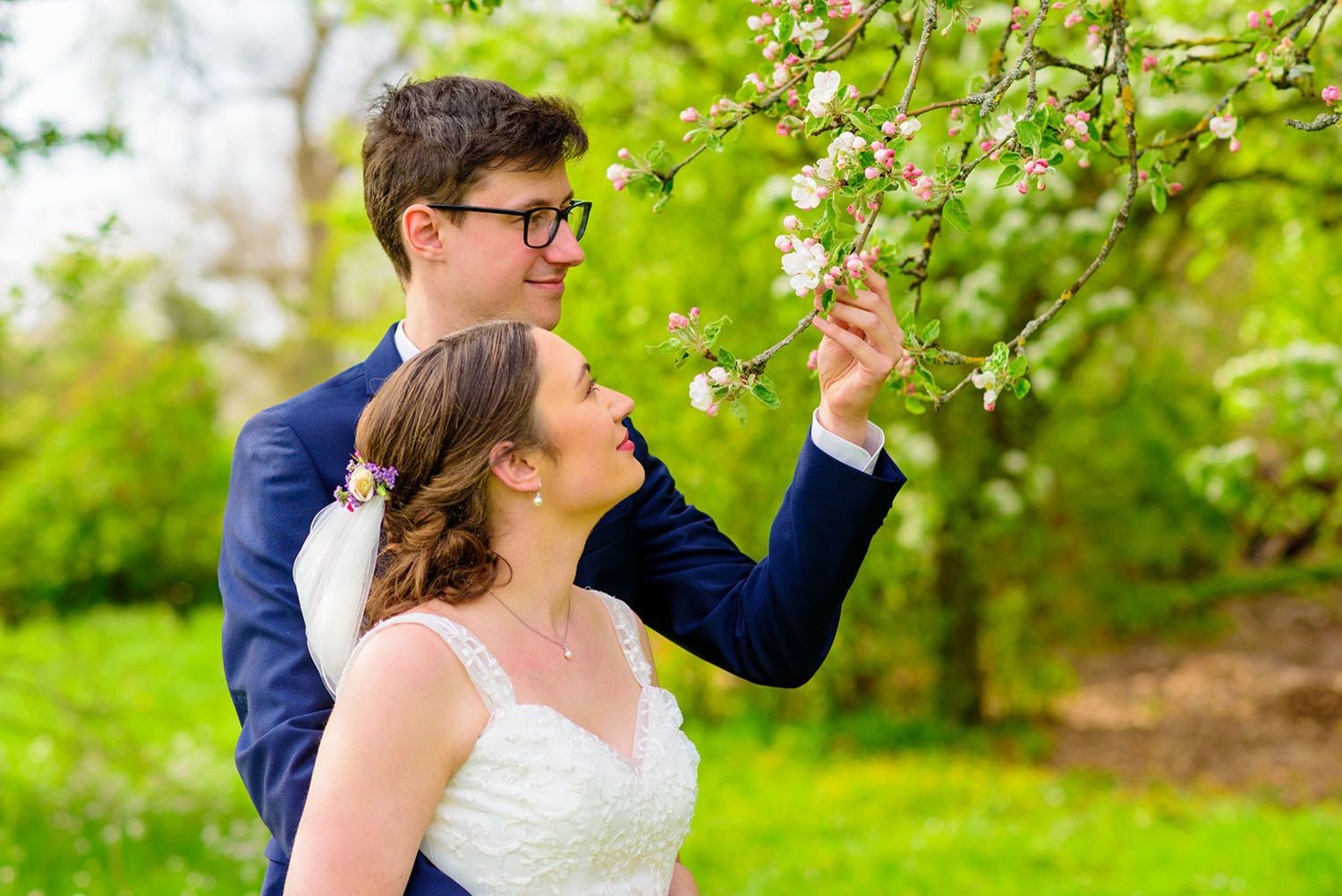 Hochzeitsfotograf Erlangen-Brautpaar und Wasserrad mit Blumen