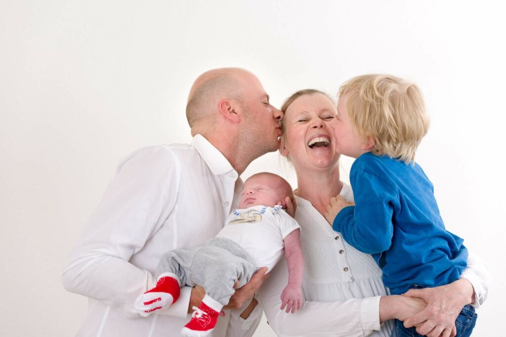Eine Familie mit dem neugeborenen Baby - Was für ein Glück - Shooting Newborn Erlangen