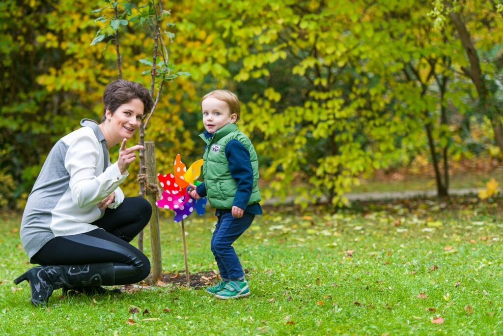 Familienfotografie Erlangen-Mutter im Garten mit Sohn