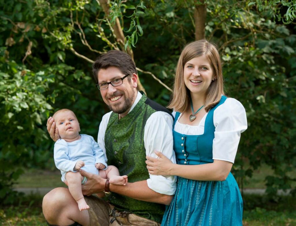 Familie mit Kind in traditioneller Tracht. Familienfotograf Erlangen - Authentische Familienfotos