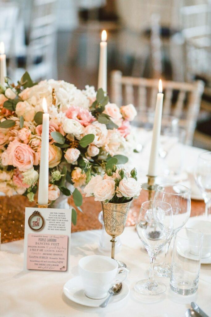 Ein geschmückter Hochzeitstisch mit schönen Kerzenständern